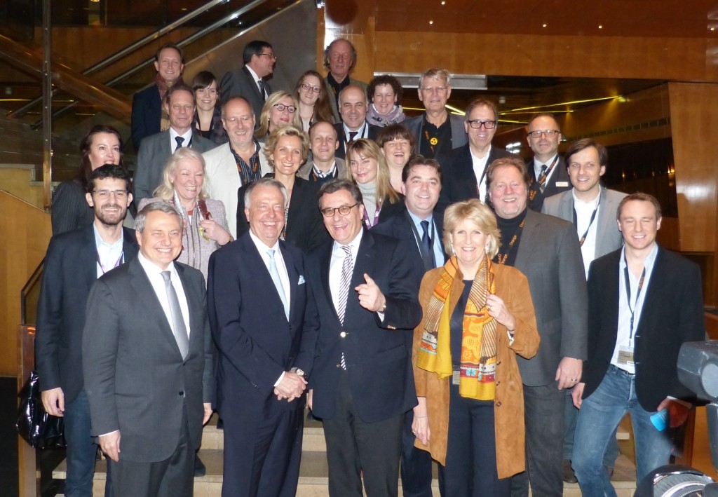 MIDEM-Empfang für die deutschen Aussteller: Paul Zylk, CEO der Reed Midem, Kulturstaatsminister Bernd Neumann, Parlamentarischer Staatssekretär Hans-Joachim Otto, Dagmar Sikorski, Präsidentin des Deutschen Musikverleger-Verbands (1. Reihe v.l.n.r.)