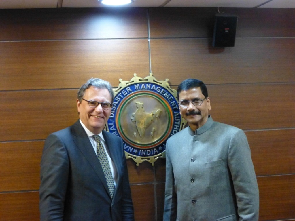 Der Parlamentarische Staatssekretär Hans-Joachim Otto (links) mit Shri M. Shashidhar Reddy vom National Disaster Management Authority in Delhi