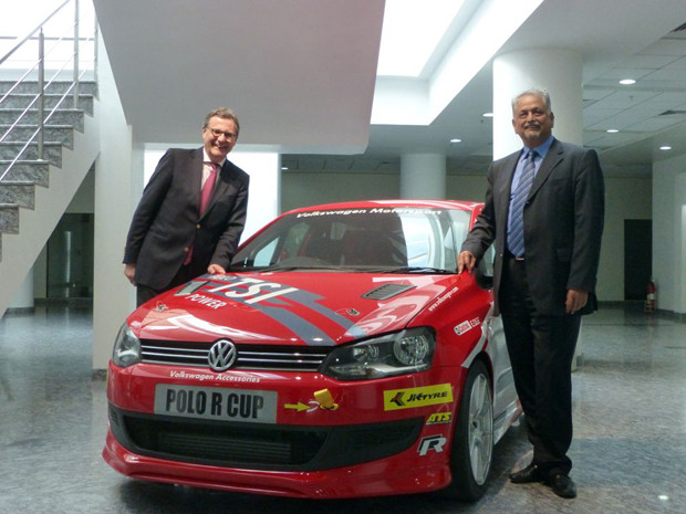 Staatssekretär Hans-Joachim Otto (links) und der President & Managing Director Volkswagen India, Dr. John Chacko, bei der Besichtigung des VW-Werkes in Pune