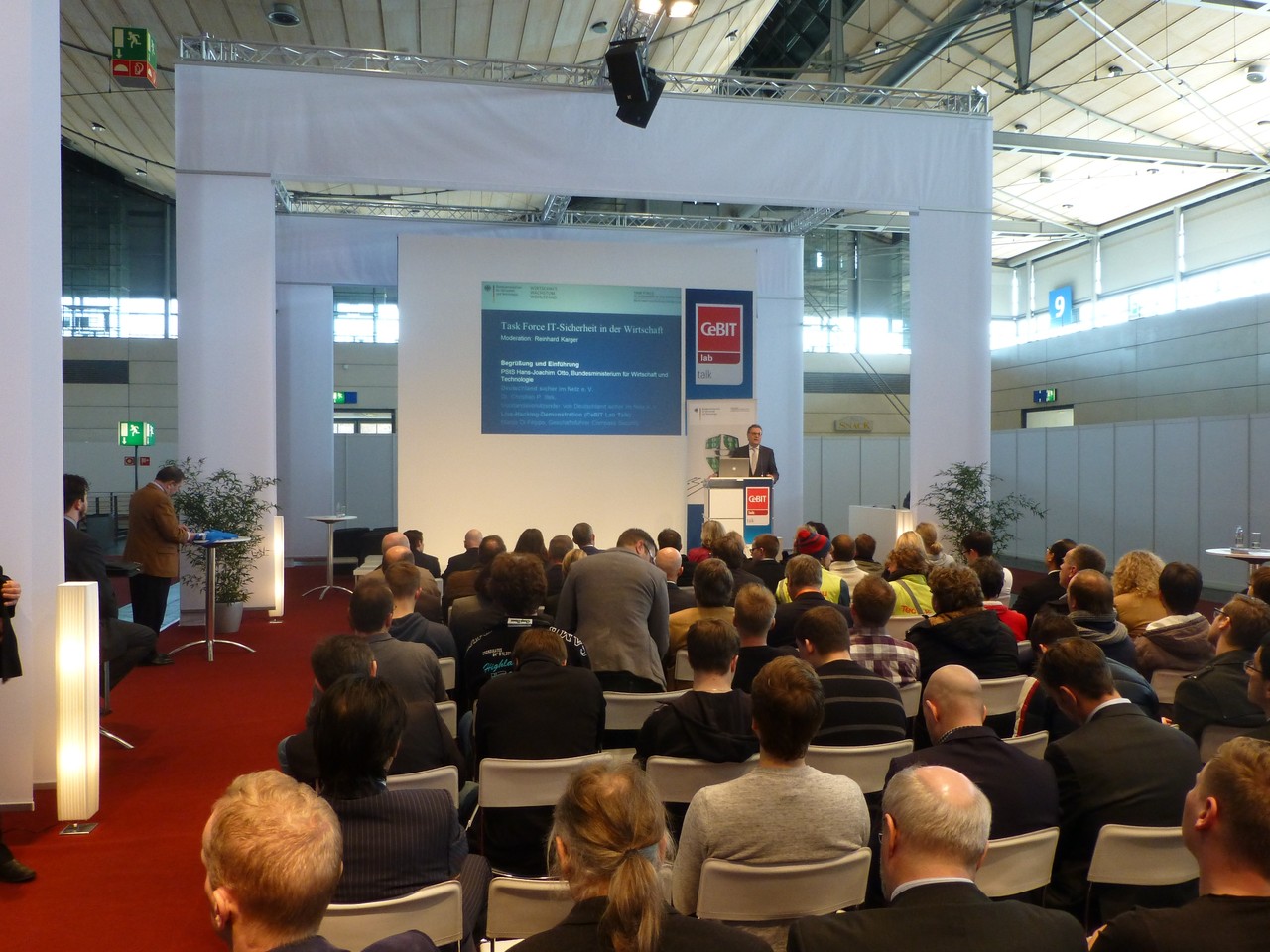 CeBIT 2013: Großer Andrang beim CeBIT lab talk zum Thema "IT-Sicherheit in der Wirtschaft" 