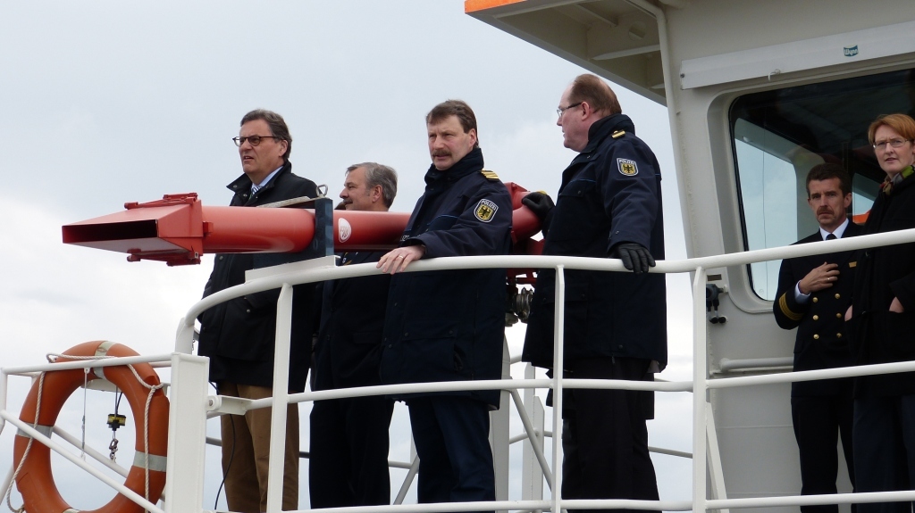 Hans-Joachim Otto, Torsten Staffeldt Dietmar Staffeldt und der Leiter der Bundespolizei See, Bodo Kaping, beobachten das Manöver eines simulierten Piratenangriffs