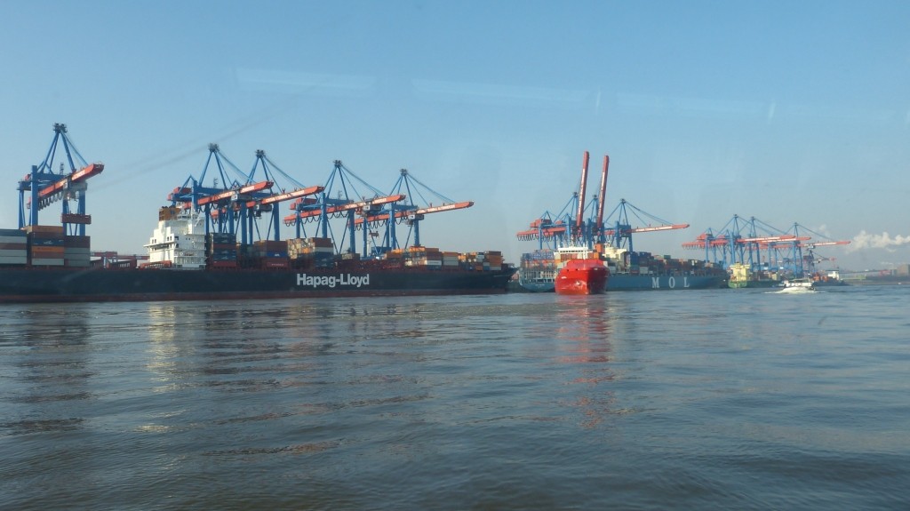 Container Terminal Altenwerder vom Wasser aus gesehen