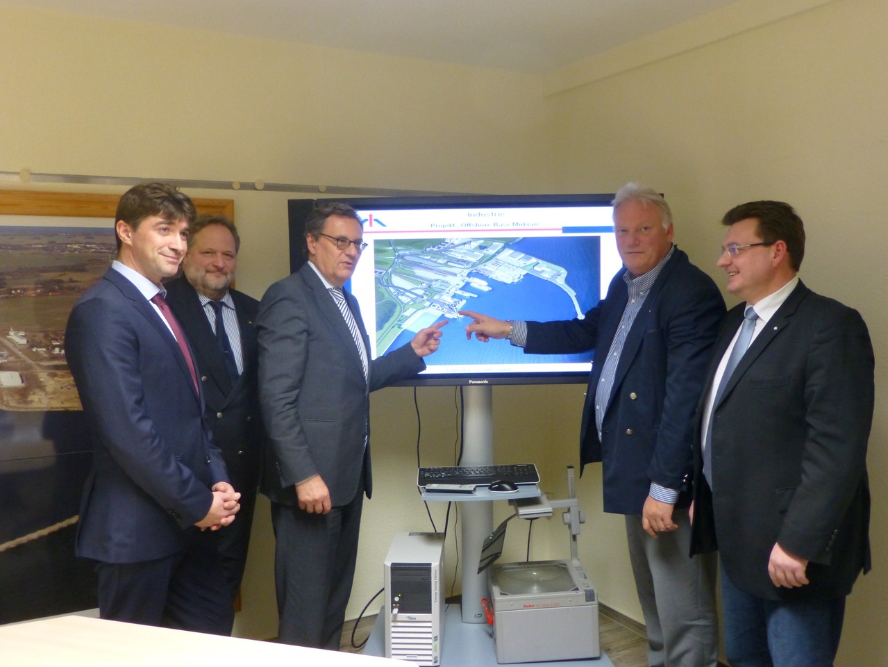 Der Fährhafen Sassnitz auf der Insel Rügen wird zu einer Versorgungsbasis der Offshore-Windkraftanlagen in der Ostsee ausgebaut (v.l.n.r.: Hagen Reinhold MdB, Michael vom Baur, Hans-Joachim Otto, Harm Sievers, Gino Leonhard)