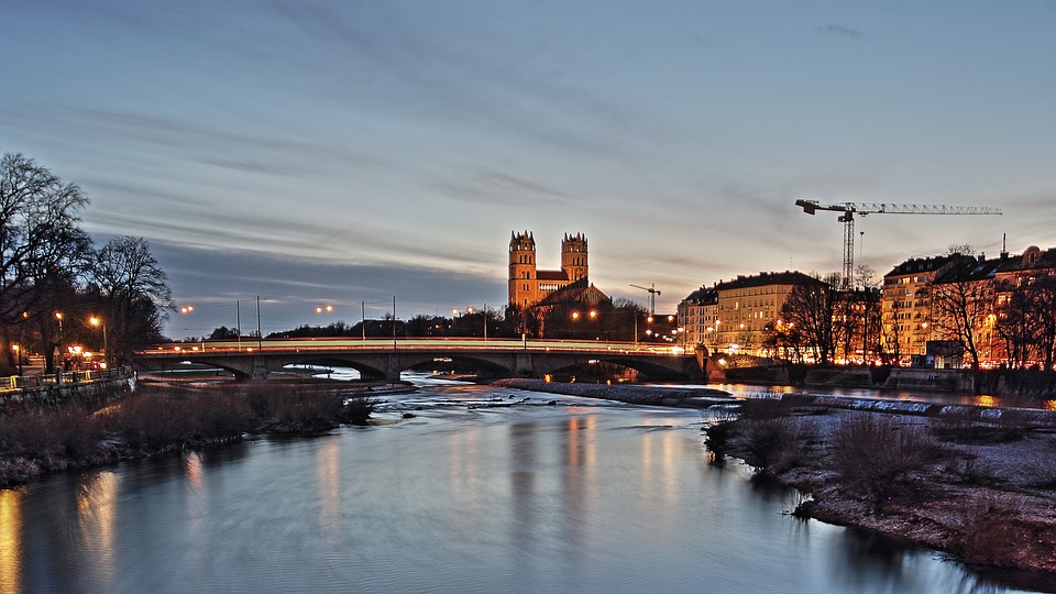 Tolle Abendstimmung in München englang der Isar (Symbolbild; Foto: pixabay.com / stefan089)