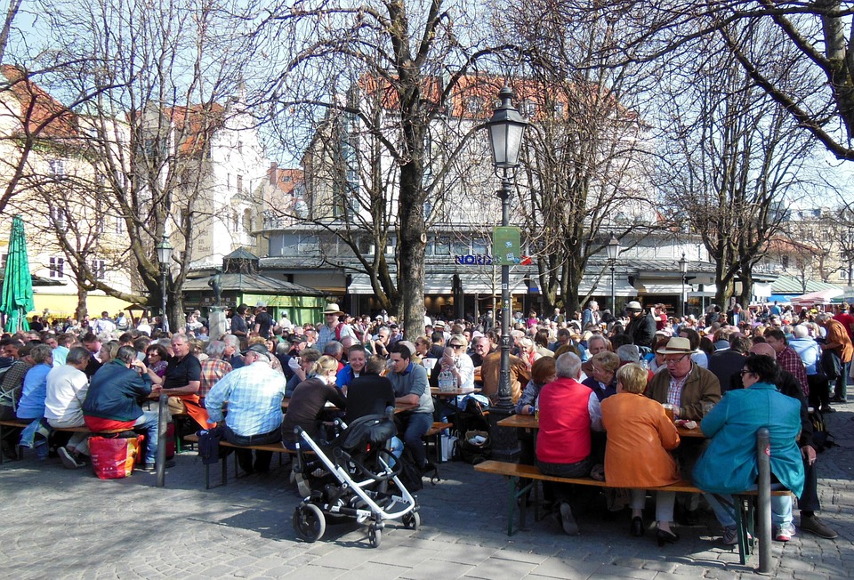 Die warmen Temerpaturen läuten in München die Biergartensaison wieder ein, wie z.B. am beliebten Viktualienmarkt (Symbolbild; Foto: pixabay.com / tassilo111)