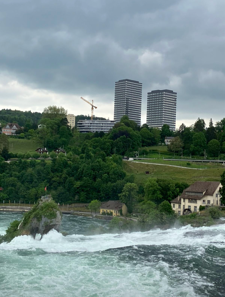 Montage: der Fenster sowie Falt-Schiebeelemente in Neuhausen am Rheinfall (Rhytech Center)