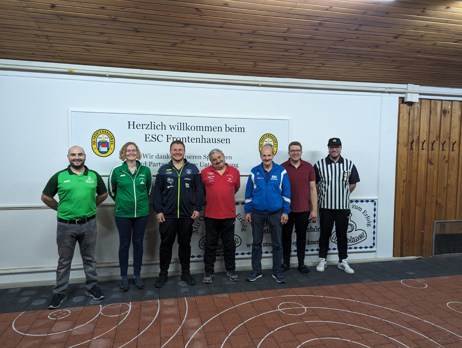 v.l.n.r.: Wettbewerbsleiter Rudi Trautmannsberger, SV Pocking, ESC Aham, EC Pilsting, ESC Marklkofen, SSC Frauenbiburg, Schiedsrichter Michael Nodes