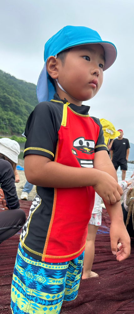 魚をなかなか触れない三男