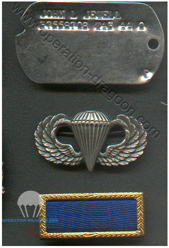 Plaque de matricule, brevet de parachutiste et Badge ayant appartenu a John JEWELL. "dog tags" and para wings