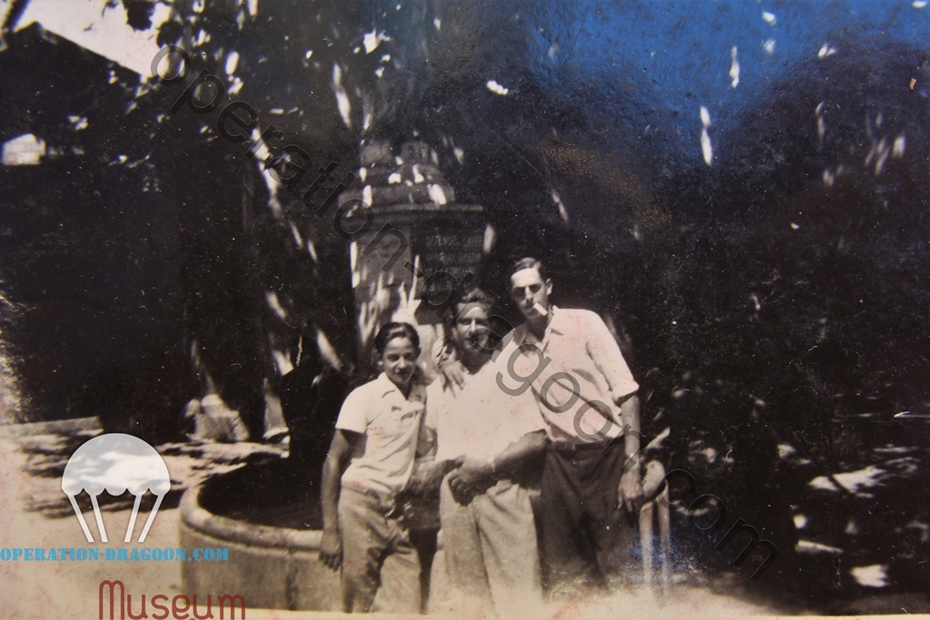 De gauche à droite : Sylvain Jean Baptiste " Cricri", Louis Arnaud "Ficelle" et Gabi Aune, posant devant la fontaine de Vins sur Caramy , 1944