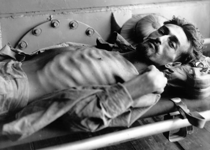 Prisonnier Français à la libération des camps en juillet 1955. archives des armées ECPA.