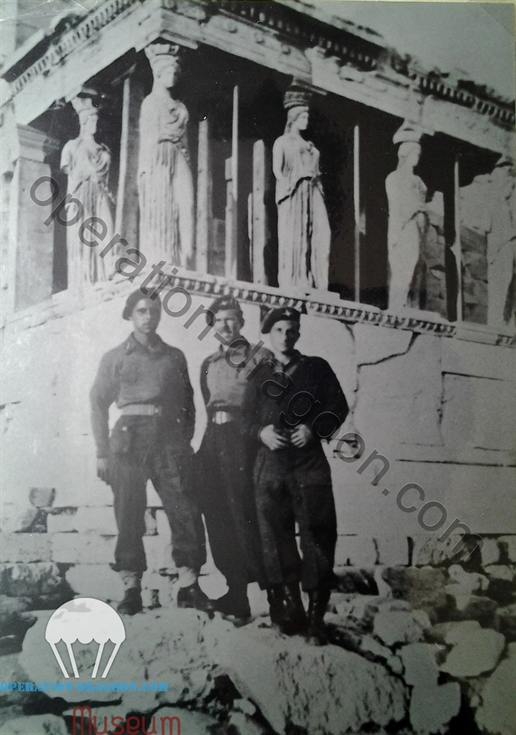 Athènes, 1944, Mickael COMPTON, charlie WITHAM et peter BLOCK by the erechtheicon on the parthenon.