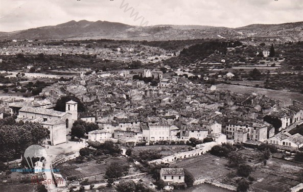 Vue aérienne de Aups, on distingue parfaitement la "Villa Rose" en haut à droite de la photo, où Millet et Duchatel furent tués.