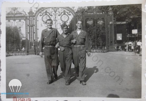 Paul GAËTAN à gauche avec deux de ses camarades devant la grille du Parc Borelly à Marseille en 1945
