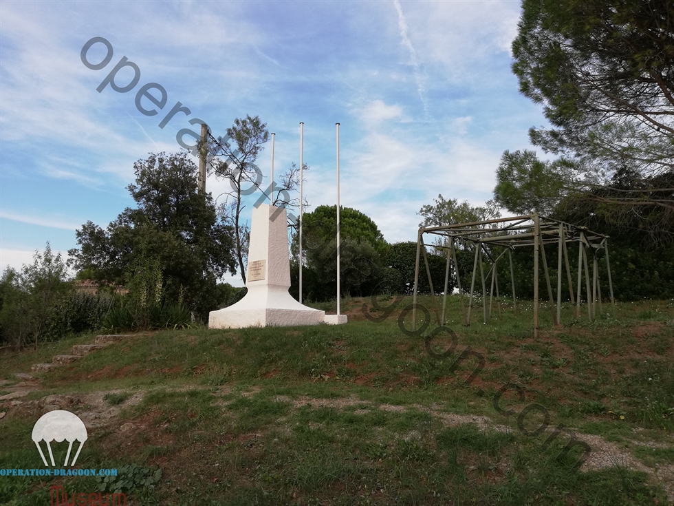 Monument du hameau du Mitan , inauguré fin 1945 par les habitants du hameau, sur le terrain de la famille Lavagne / Le Mitan hamlet monument, Inaugurated fall 1945 by citizens of the hamlet