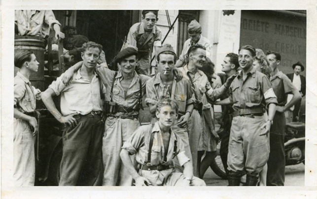 Membres du Maquis VALLIER à la libération de Hyères, Août 1944. Vallier est coté droit de profil au second plan.