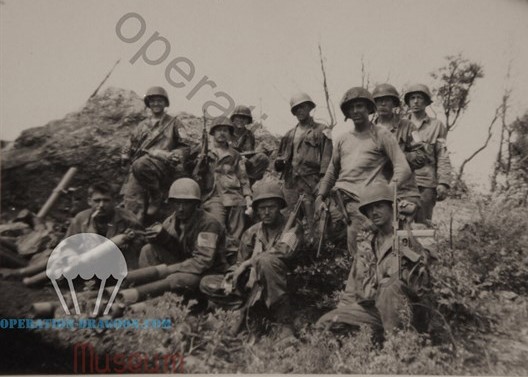 Des hommes du 517th et leurs mortiers lourds de 81mm en position au lieu dit "Roque rousse". En bas à gauche Robert WEBBER.