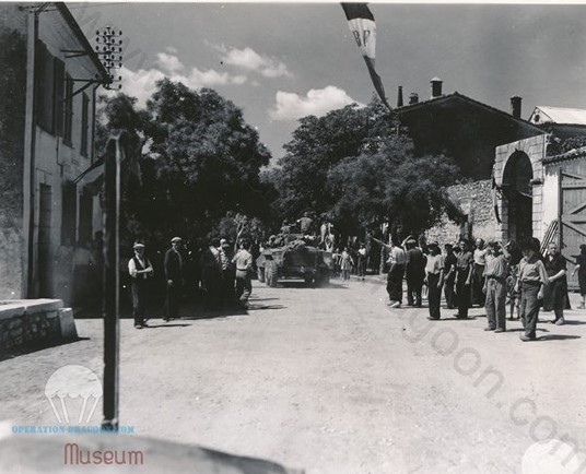 19 Août 1944, Les troupes de reconnaissance du 117em de cavalry américain du 6em corp viennent de passer Aups et traversent Regusse, accueillis par la population