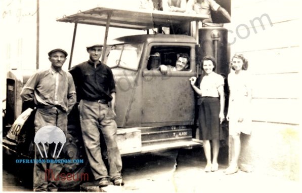 Rare Photo de Louis Martinucci, (chemise noire et casquette) et de Fernande Charrier-Debrachy (jupe noire) en 1943 devant le camion qui permit tant de services à la résistance locale.