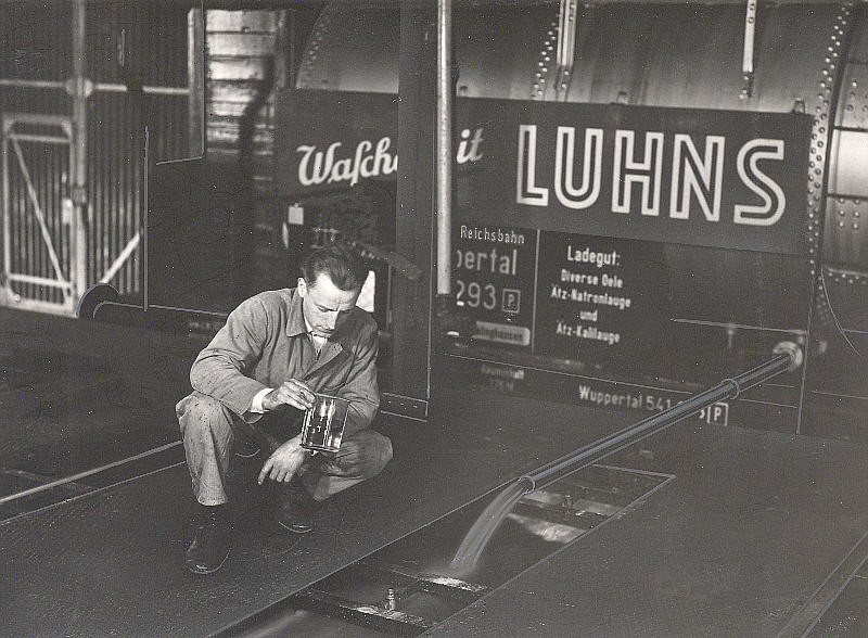 Ein retouchiertes Bild wähend welches die Entladung des "Wuppertal 541 293" zeigt. Werkfoto Luhns/ Sammlung VOBA