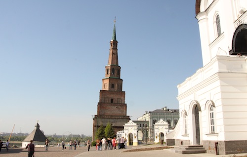 Die unteren drei Etagen des Turms sind im orthodoxen Stil rechteckig, die beiden oberen tatarisch und somit achteckig.