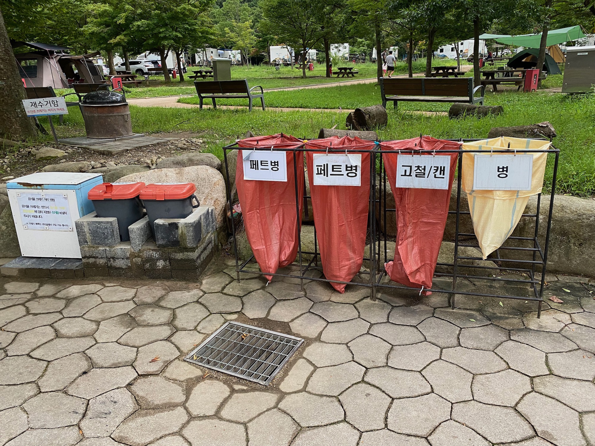 Seorak-dong Campingplatz - Übersichtliche Mülltrennung