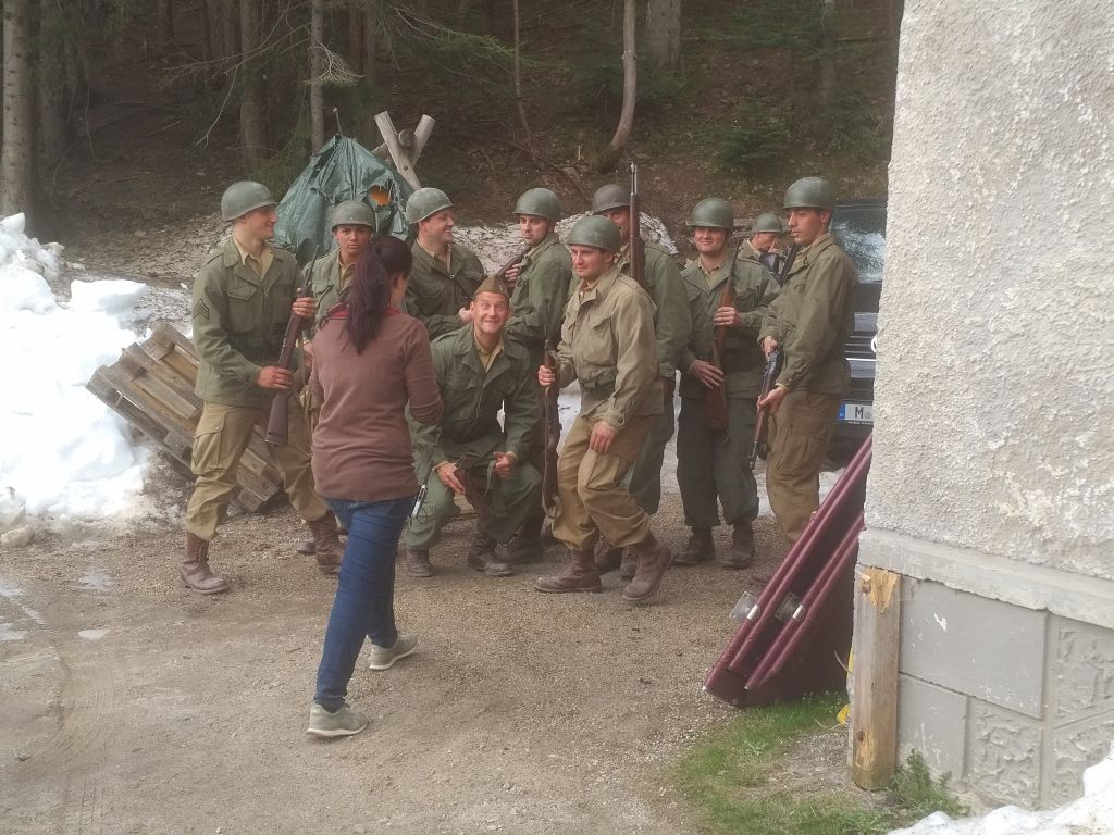 Filmprojekt "Ein Dorf wehrt sich" - Beratung Uniform, Leihgabe von Orden, Unterstützung am Set, Leihgabe und Fahreinschulung der Schauspieler in Vorkriegsauto