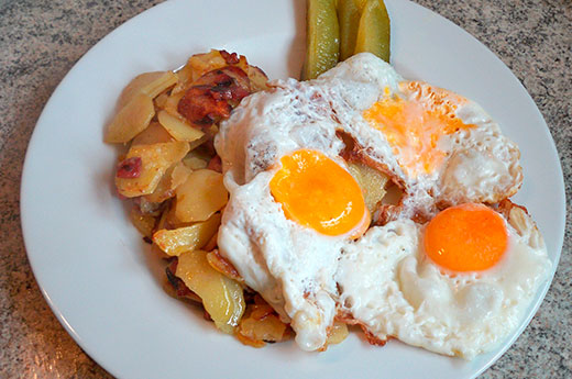 ...pfannenfrische Bratkartoffeln und Spiegelei!