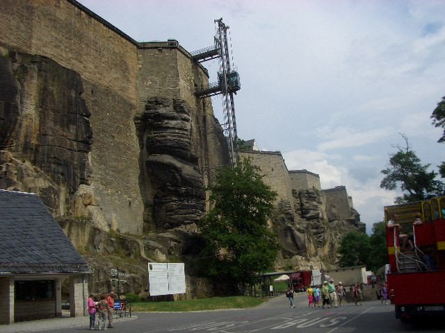 Man gelangt mit dem Fahrstuhl in die Festung.