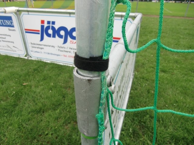 Klettkabelverbinder 1 mal um die Torpfosten schlingen