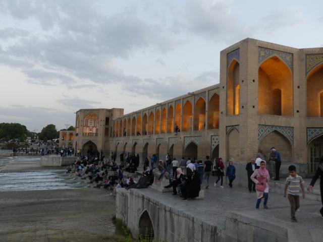 ISFAHAN - Wahrzeichen und Treffpunkt: die Brücke Pol-e Chādschu