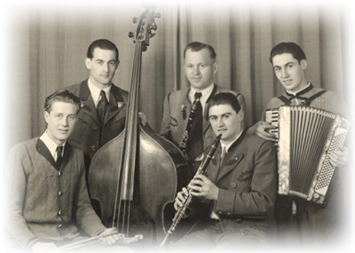 Damals noch zu fünft, die Gründungsformation der Dellnhauser Musikanten um 1948.