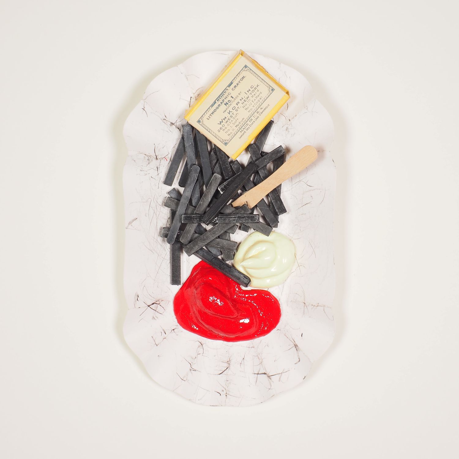 Assemblage von Lithokreiden, Ketchup und Mayo auf einer Pommesschale