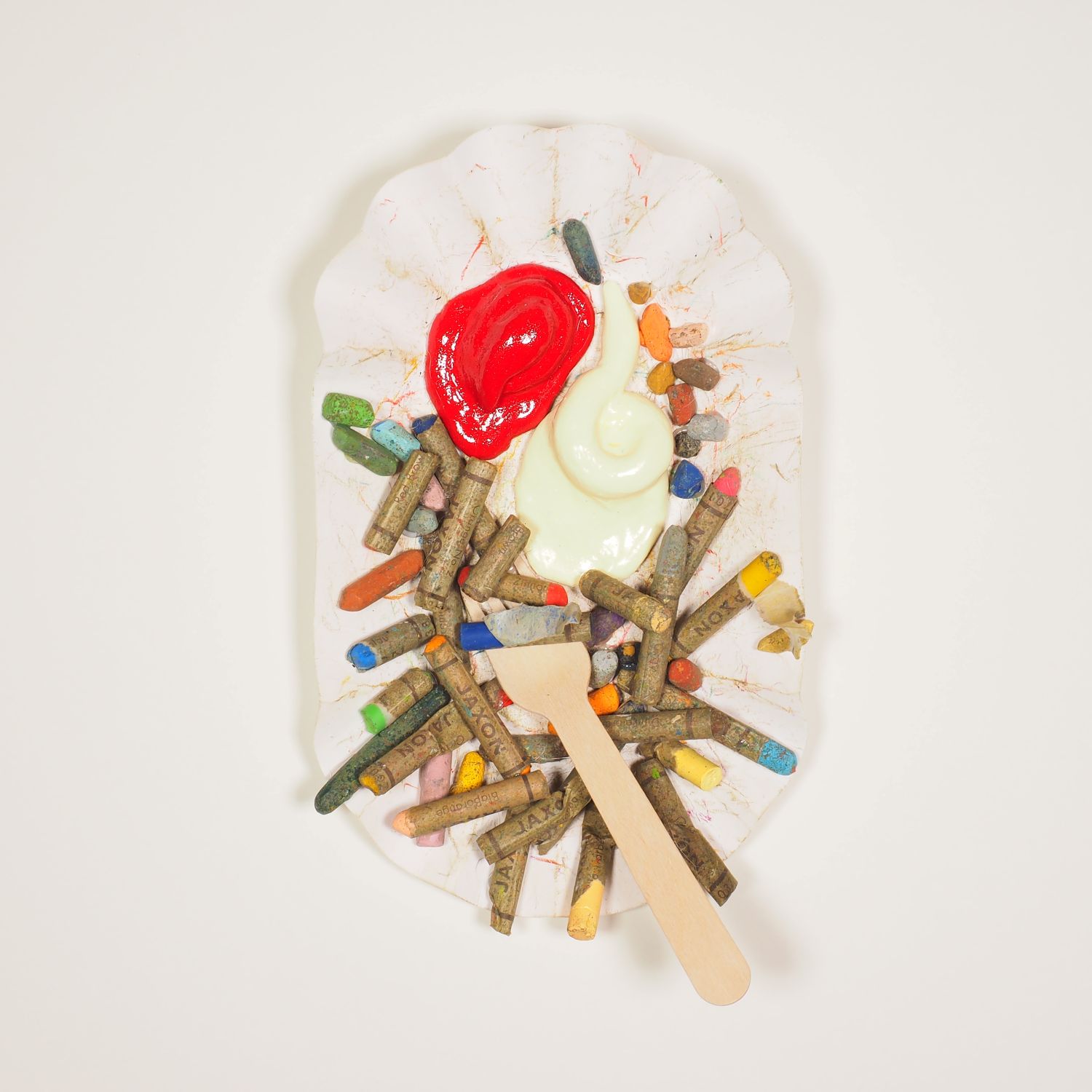 Assemblage mit Ölkreiden, Ketchup und Majo, Essbesteck auf einem Pommesschälchen