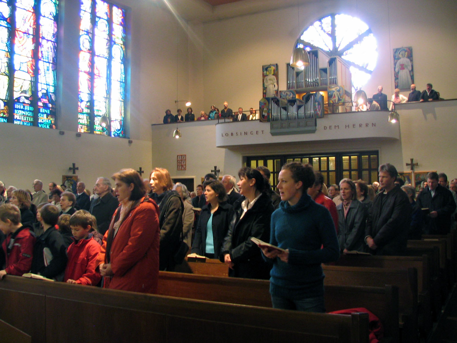 Innenraum mit Blick auf den Chor und der Heiller-Pircher Orgel