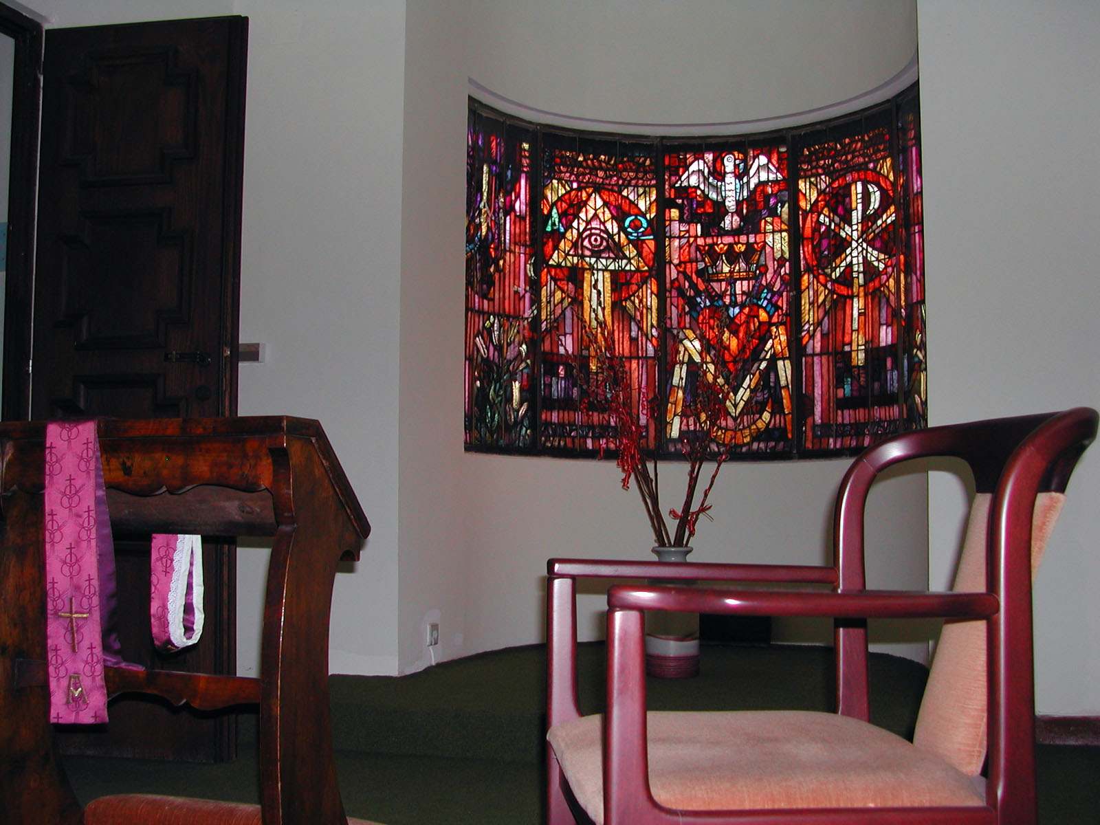 Aussprachezimmer mit halbrund gebogenenm Mosaikfenster von Rudolf Holzinger