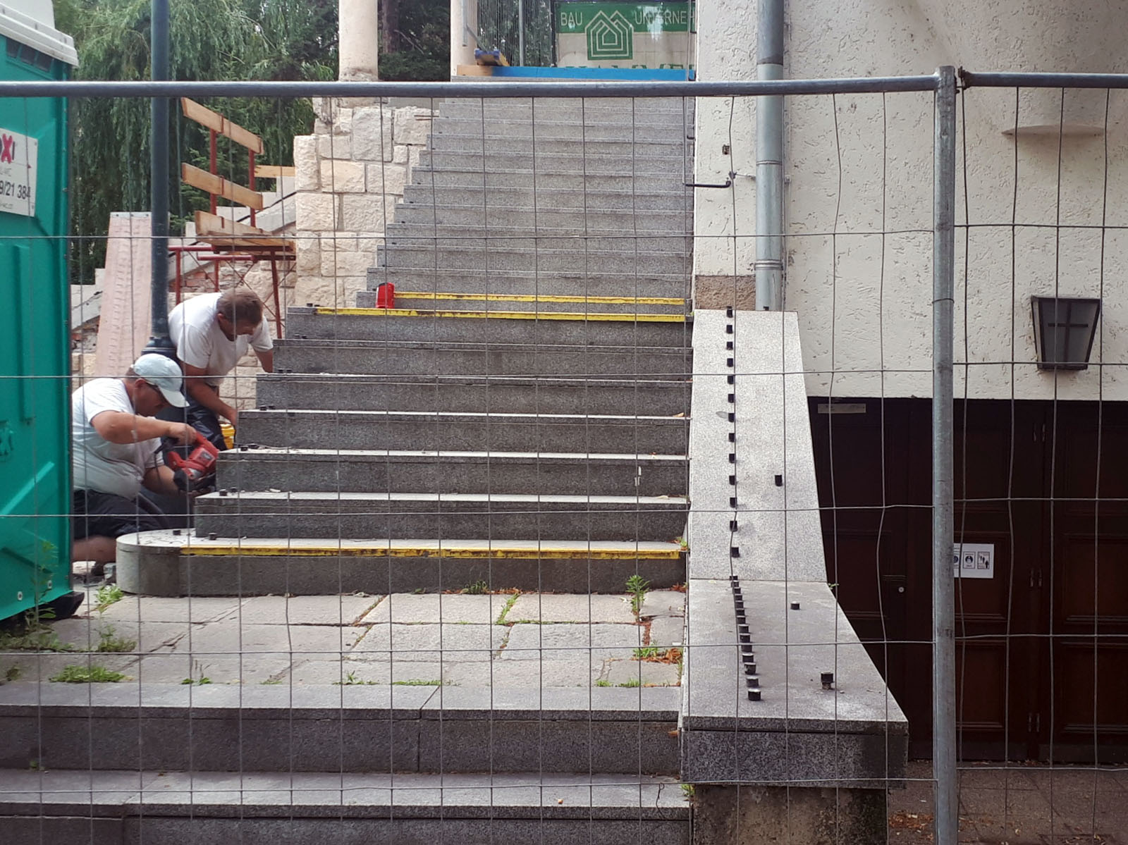 Foto vom 22.Juni: Stiegenaufgang Sandleitengasse ist gesperrt