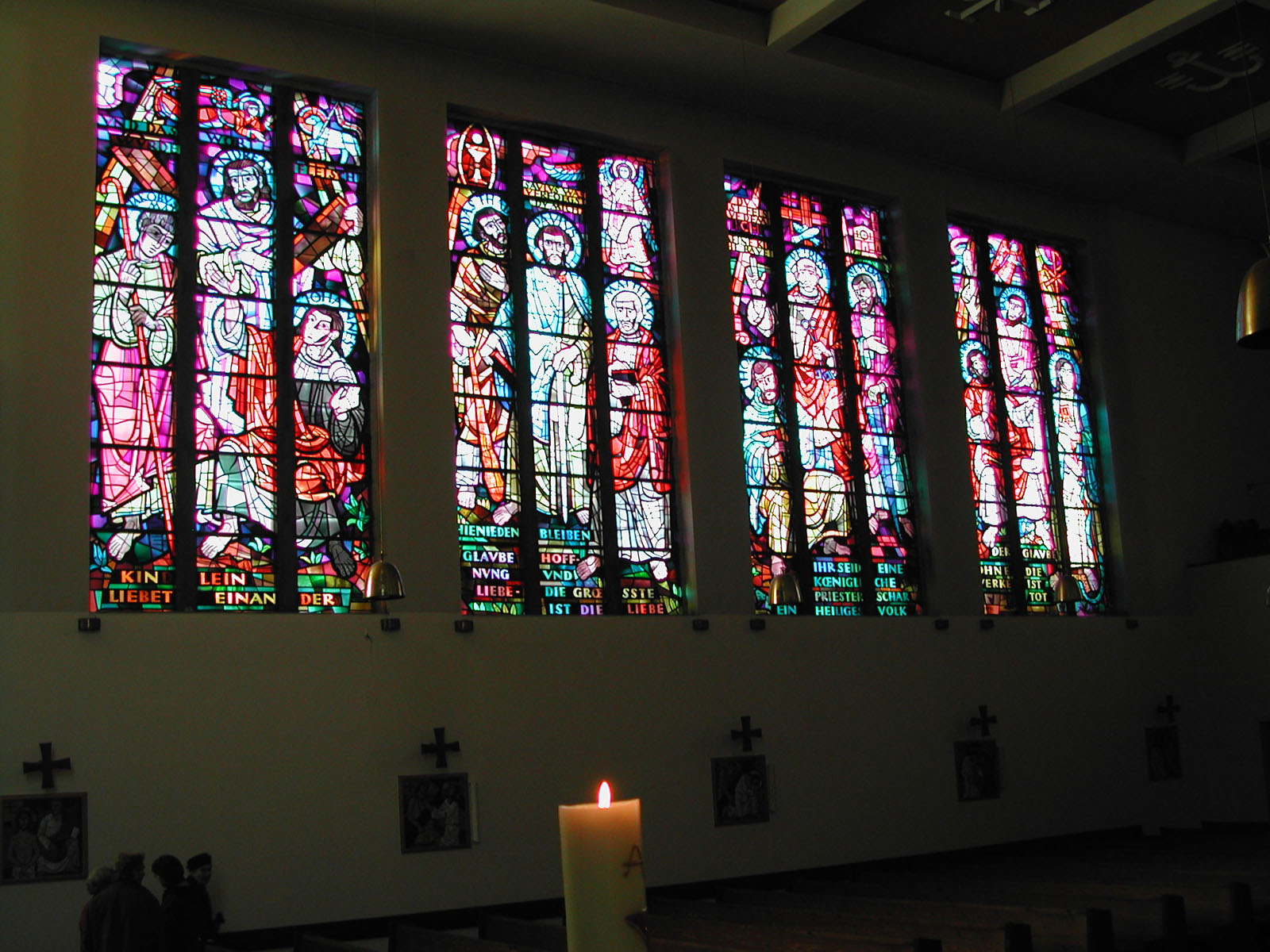 Mosaikfenster von Karl Hauk in der Ostwand mit den 12 Aposteln