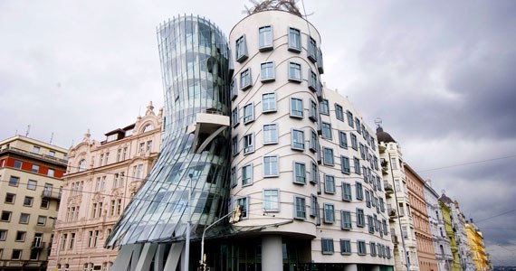 Frank O. Gehry, Casa danzante, Praga, 1994-1996