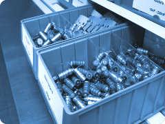 Geöffnete Lagerschubkästen mit Elektronikbauteilen im Lager