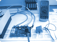 Elektronikplatine verkabelt für Funktionstests und Messprüfungen