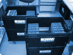 Elektronikbaugruppen in ESD-Transportboxen der AME GmbH fertig zur Auslieferung
