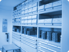 Lagerschrank mit ESD-gerechten Schubladen und Aufbewahrungsboxen