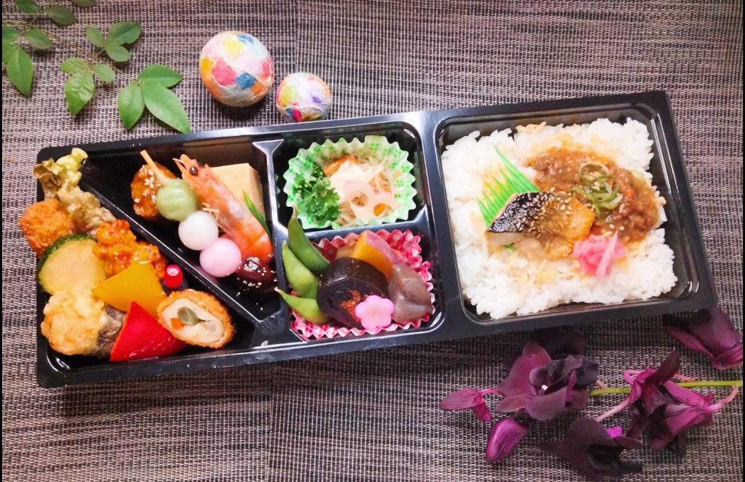 ☆【大満足!低単価◈新商品♪】 「極旨◈牛タン有馬煮」&「鯖塩焼き」&「揚げ物盛り合わせ」❰華やか☆幕の内弁当❱　　　　　 税込み1200円 公式ラインからのご予約なら1080円(10％オフサービス)