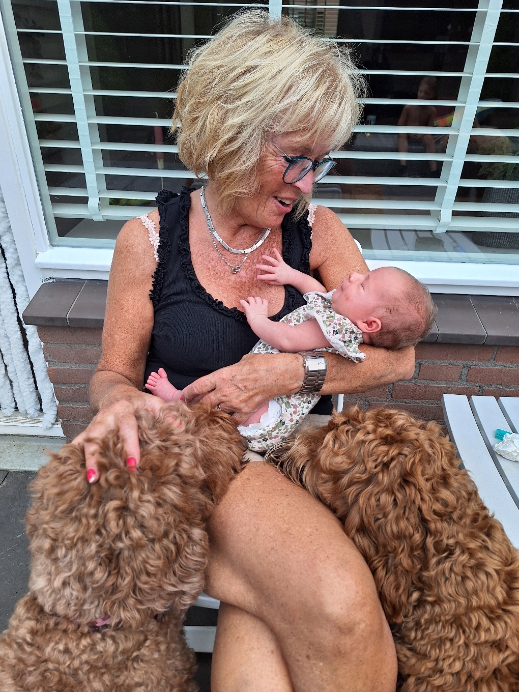 Mara en Sarah zijn dol op de kleinkinderen 😂🥰❤️
