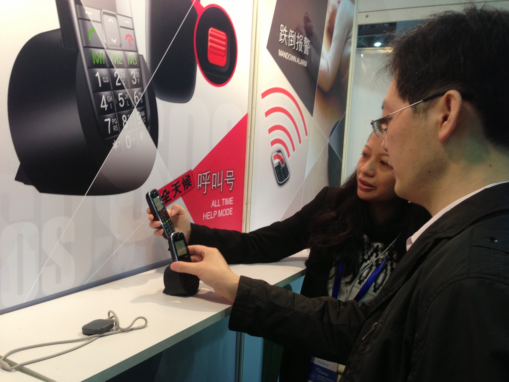 Demonstrating the function of elderly emergency mobile phone EC7000