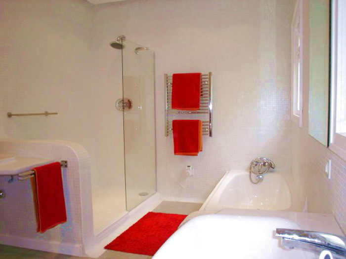 Gesamt stehen 3 Badezimmer  zur Verfügung. 