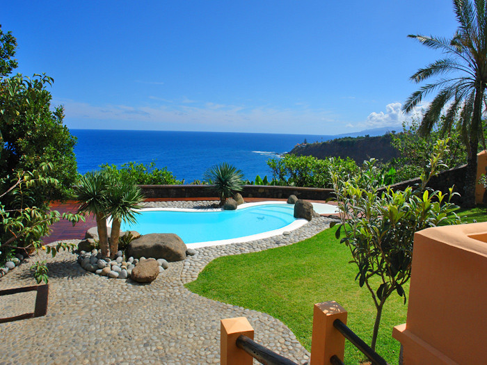 Pool mit Liegewiese des Ferienhauses mit Pool und Internet in der Nähe vom Playa Soccoro auf Teneriffa