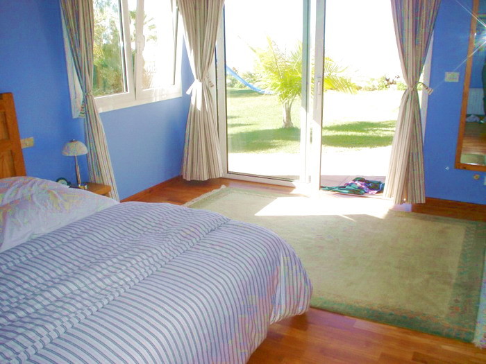 Schlafzimmer mit direktem Zugang zum Garten.