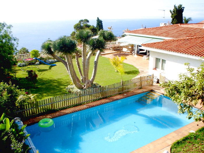 Die Villa Exquisite mit eigenem Pool liegt auf einem Grundstück von circa 1.400qm und einer Wohnfläche von circa 350qm in einer sonnenreichen Villengegend dem berühmten „Kaviarhügel“ unterhalb der Ort